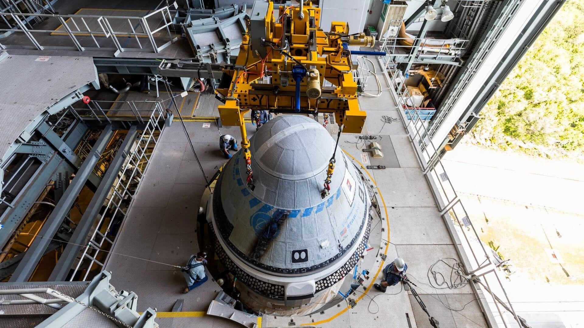 El Starliner de Boeing se monta encima del cohete Atlas V en preparación para la prueba de vuelo con tripulación.