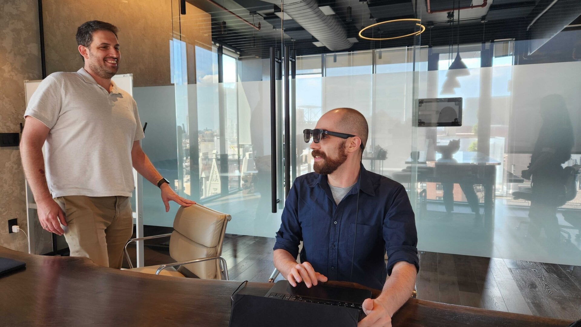 El vistoso director ejecutivo Tamir Berliner (izquierda) le dijo a Gizmodo que las gafas AR fueron diseñadas para funcionar incluso bajo la luz solar directa.