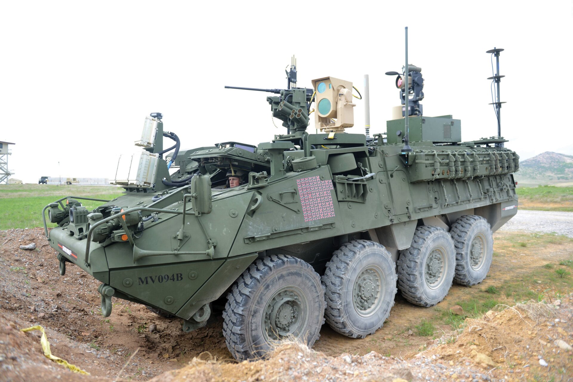 Un Stryker equipado con MEHEL disparó un pequeño UAS de ala fija y giratoria desde el cielo utilizando un láser de fibra de 5 kW en abril de 2017 durante MFIX-17 en Fort Sill, por primera vez para el Ejército. 