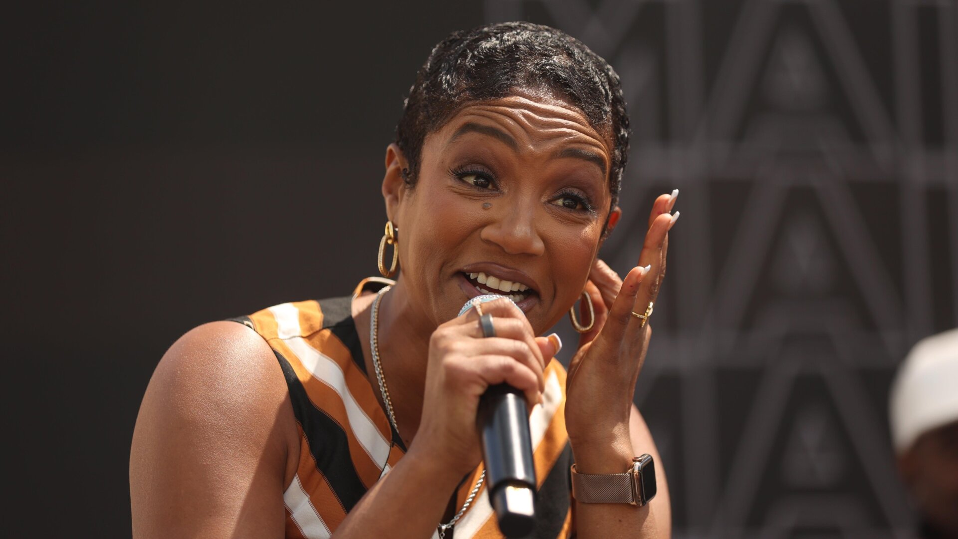 TiffanyHaddish canta Whitney Houston después de su panel durante el Festival del Libro del LA Times en el campus de la USC el domingo 21 de abril de 2024.  en Los Ángeles, CA.