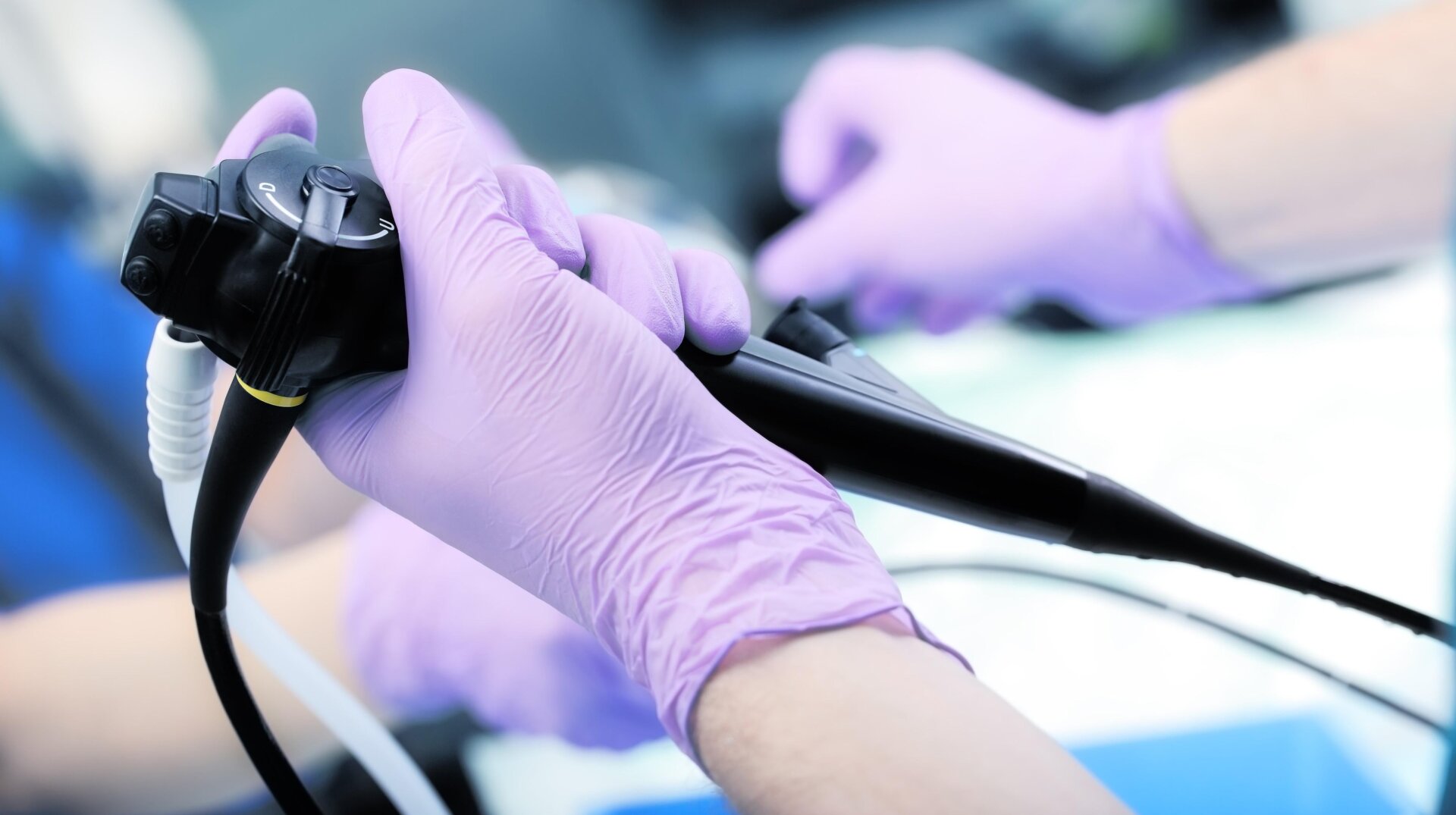 Un médico sosteniendo un instrumento usado para endoscopia.