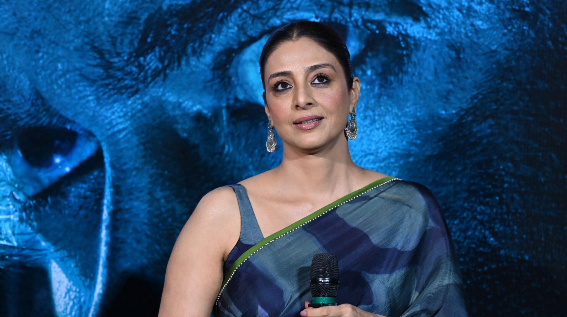 Tabu en el lanzamiento del tráiler de su película bhola en Mumbai el 6 de marzo , 2023.