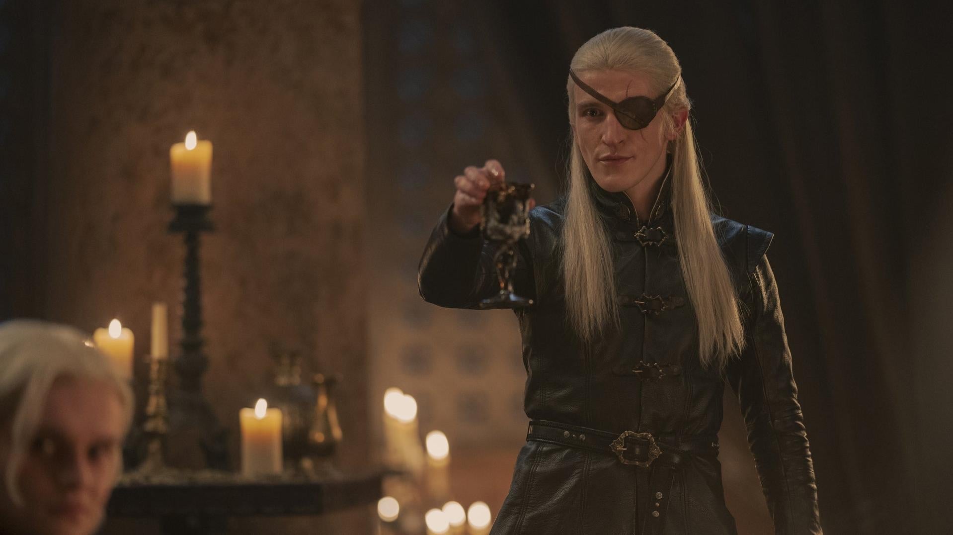 Ewan Mitchell como el Príncipe Aemond Targaryen, quien tiene mucho de qué responder en la segunda temporada.