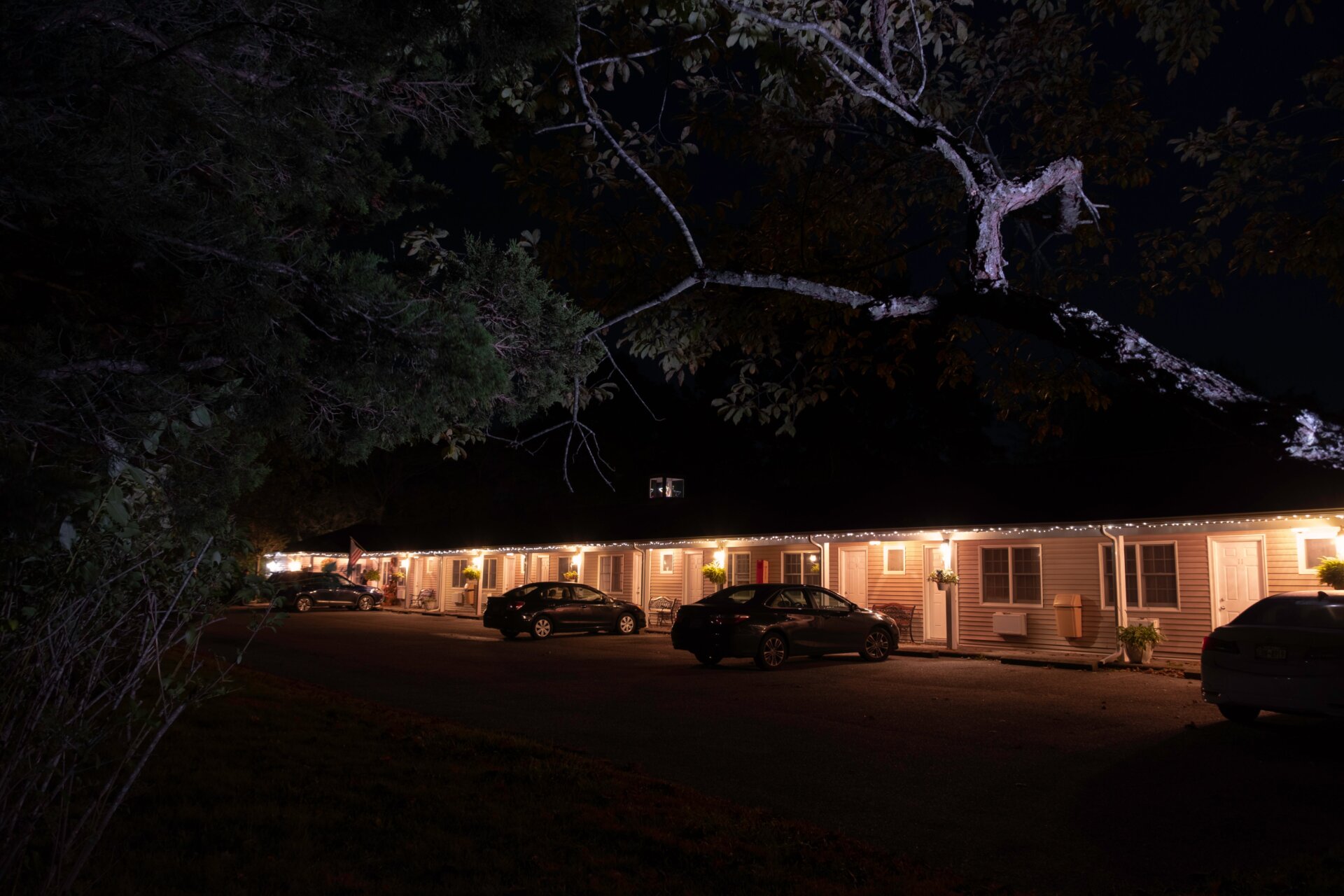 Una noche fresca de otoño en el motel Seabreeze de Westhampton.