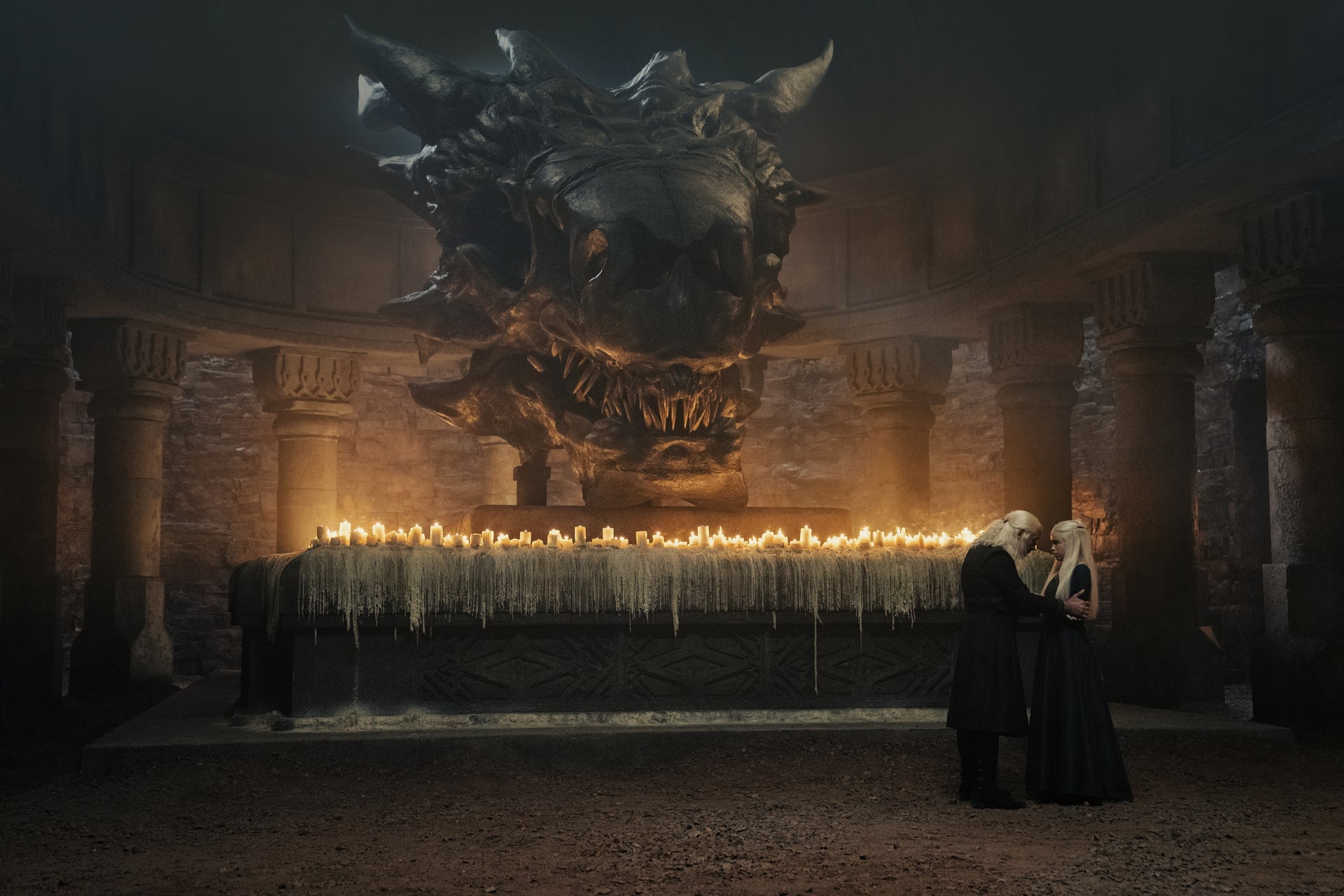El Rey Viserys (Paddy Considine) y la Princesa Rhaenyra (Milly Alcock)
