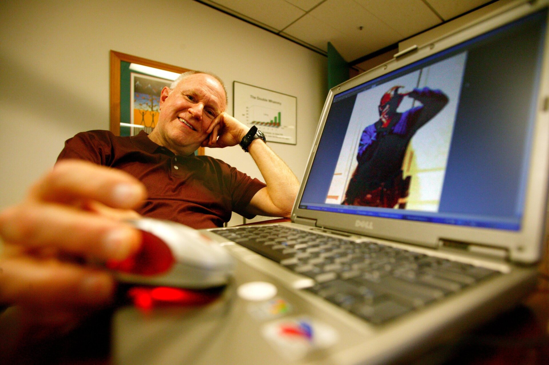 Gordon Bell, investigador senior de Microsoft, mostrando un autorretrato en su computadora portátil el 6 de junio de 2003. 