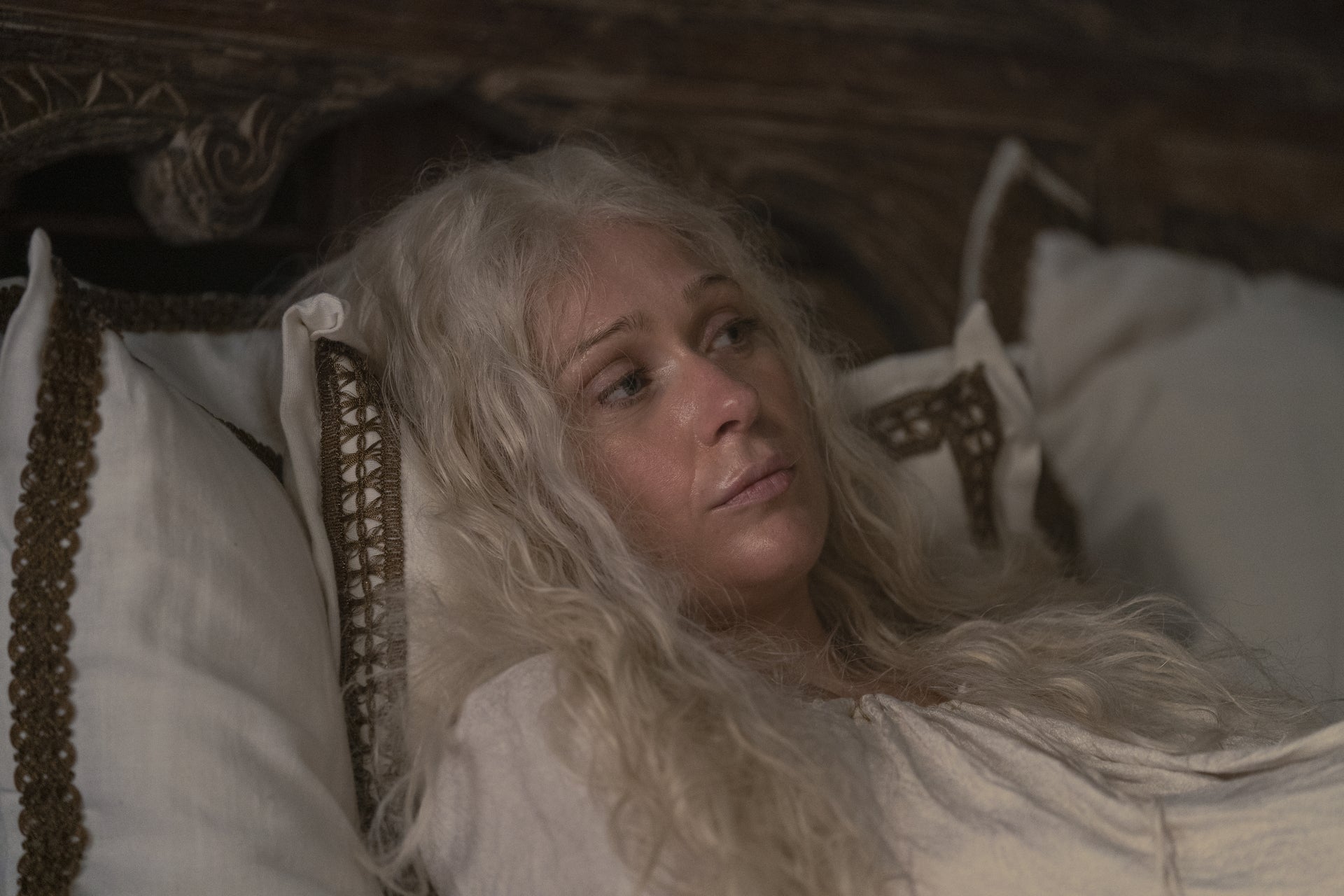 Siân Brooke como la reina Aemma