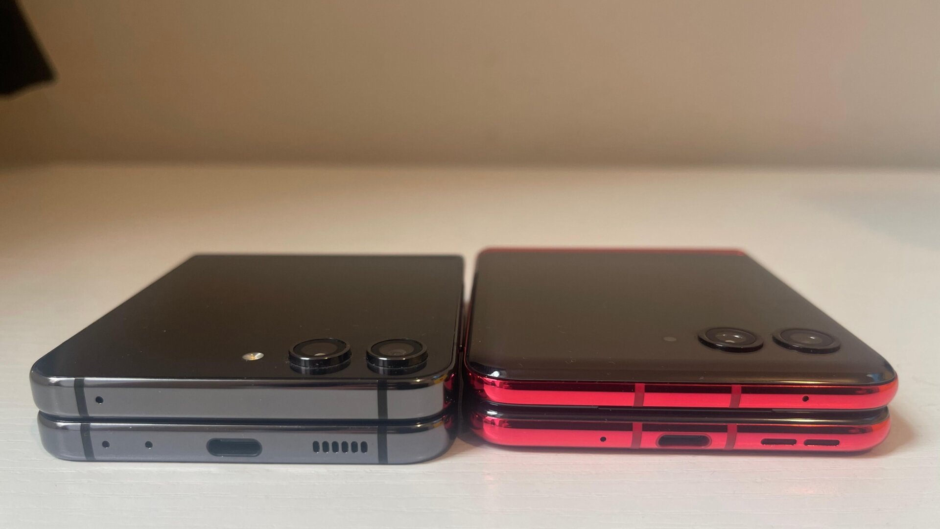 Las lentes de la cámara del Z Flip 5 sobresalen mucho más que las del Razr+. 