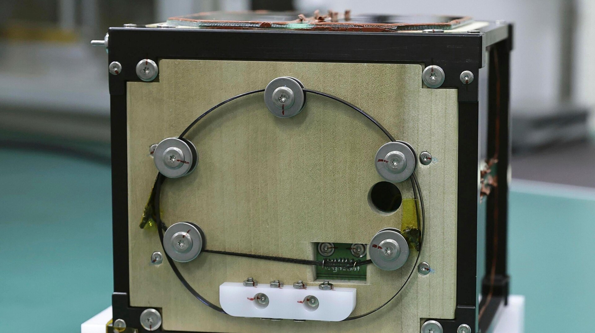 El satélite es un cubo con lados de 10 centímetros y que pesa poco más de 2 libras.