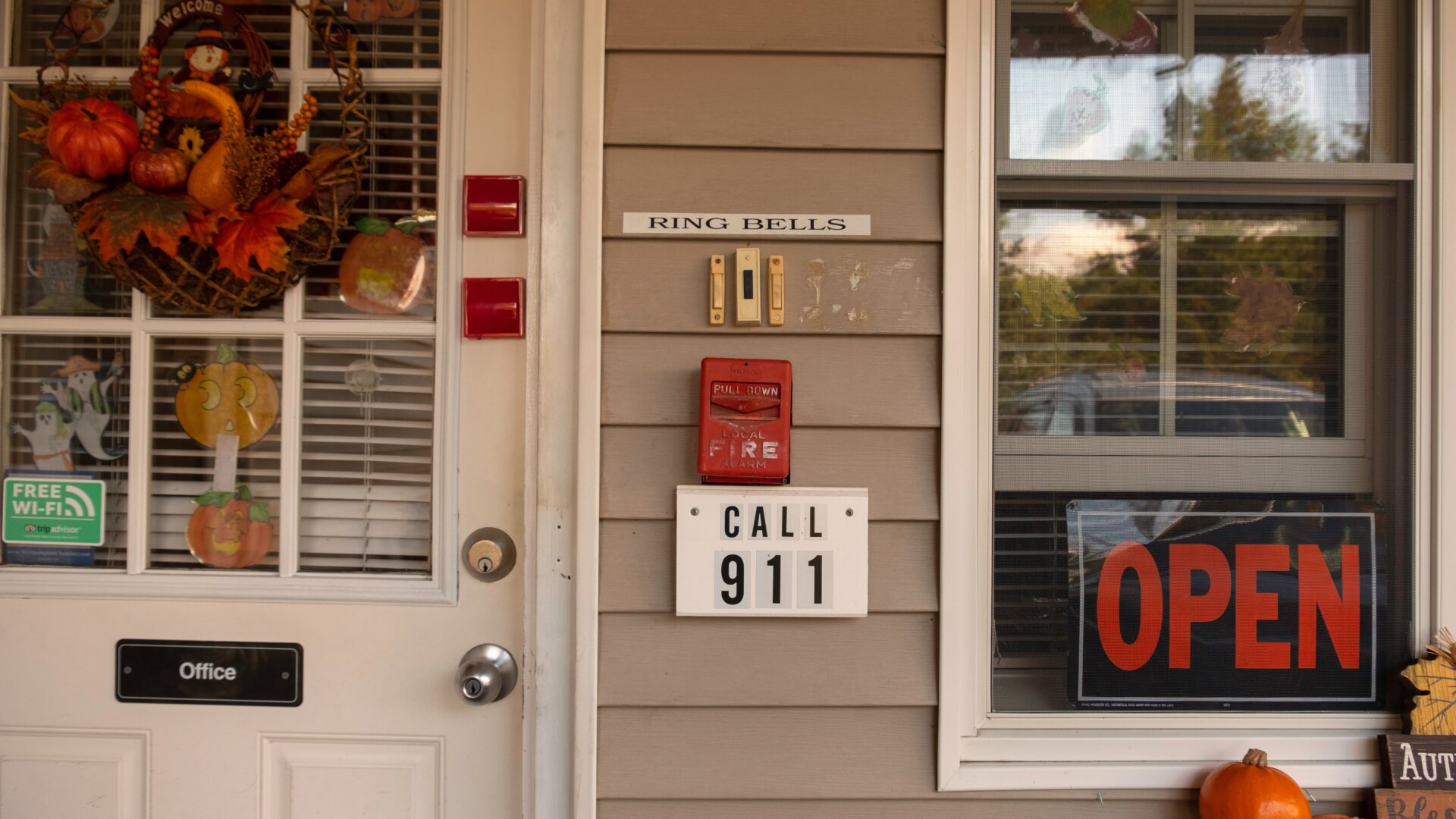 La puerta de entrada del Westhampton Seabreeze Motel.