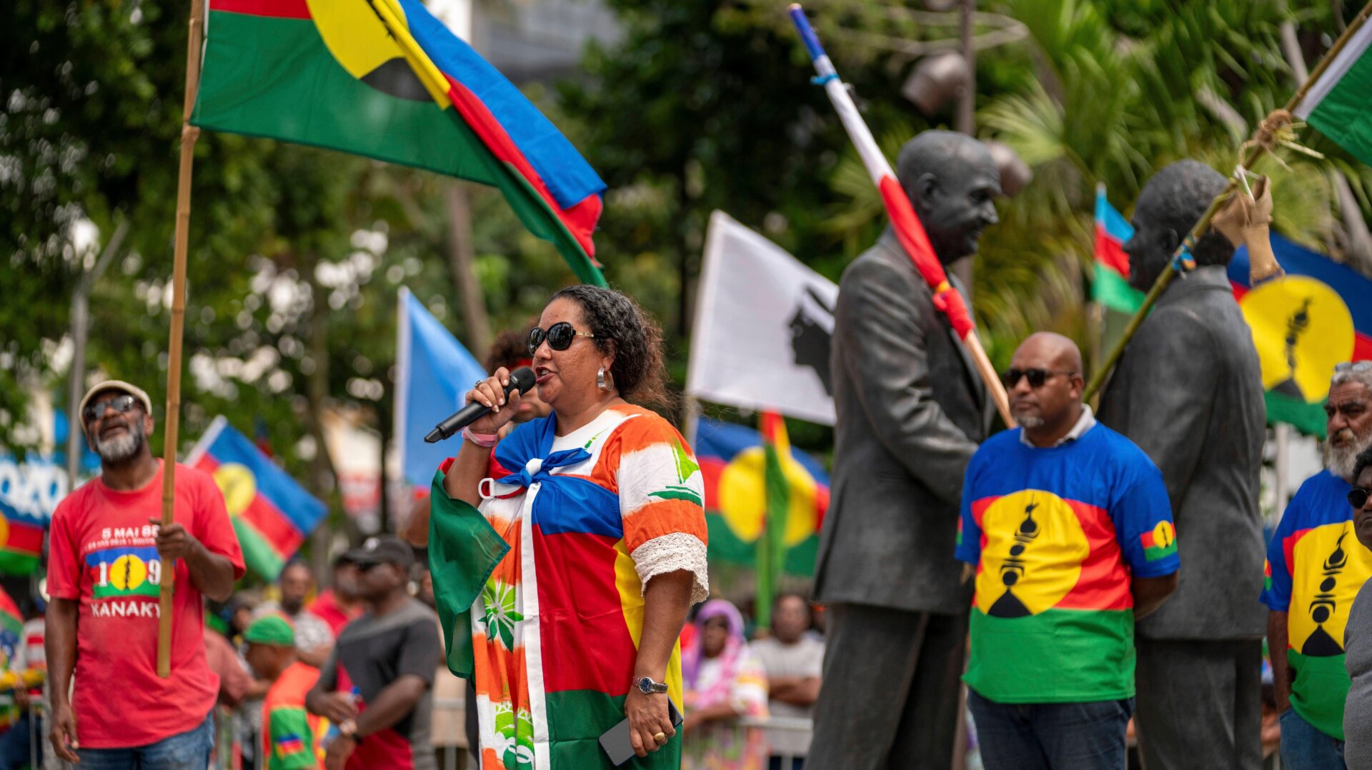 Manifestantes ondean banderas del Frente Socialista Kanaco de Liberación Nacional (FLNKS) durante una manifestación contra los cambios en las próximas elecciones provinciales en Nueva Caledonia , en Noumea, el 13 de abril, 2024.