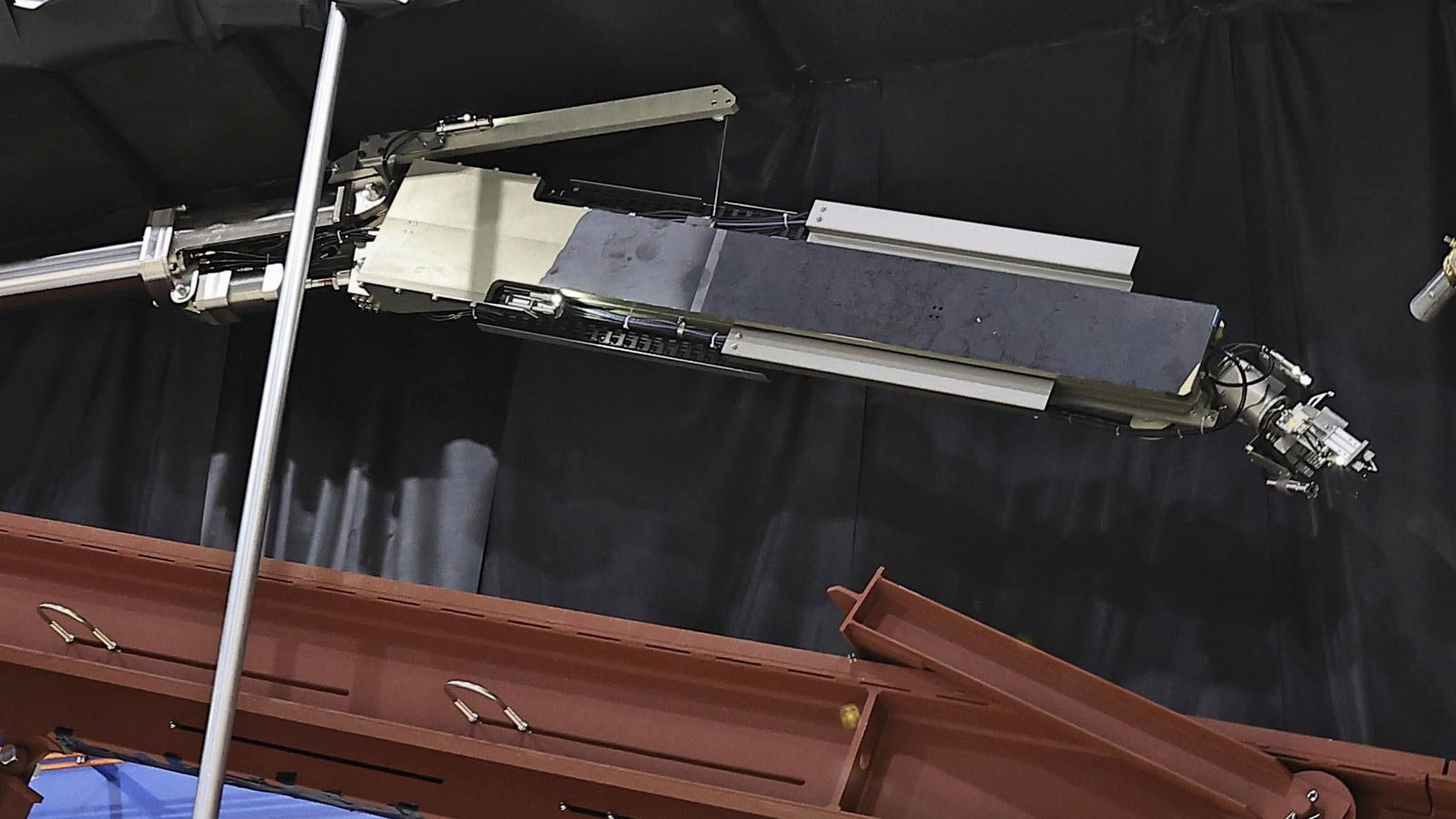 Tokyo Electric Power Company Holdings, también conocida como TEPCO, el operador de la destrozada central nuclear de Fukushima Daiichi en Japón, revela un robot para  se utilizará para recuperar escombros en la planta de energía en Kobe, oeste de Japón, el martes, 28 de mayo de 2024. 