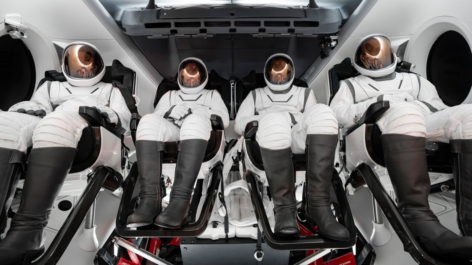 Una vista de los astronautas dentro del Crew Dragon de SpaceX.