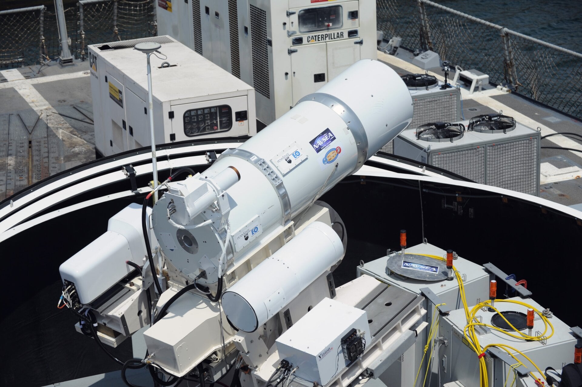 El Sistema de Armas Láser (LaWS) instalado a bordo del destructor de misiles guiados USS Dewey (DDG 105) en San Diego, California, en 2012,  un demostrador de tecnología construido por el comando Naval Sea Systems Command a partir de láseres de estado sólido de fibra comercial, utilizando métodos combinados desarrollados en el  Laboratorio de Investigación.