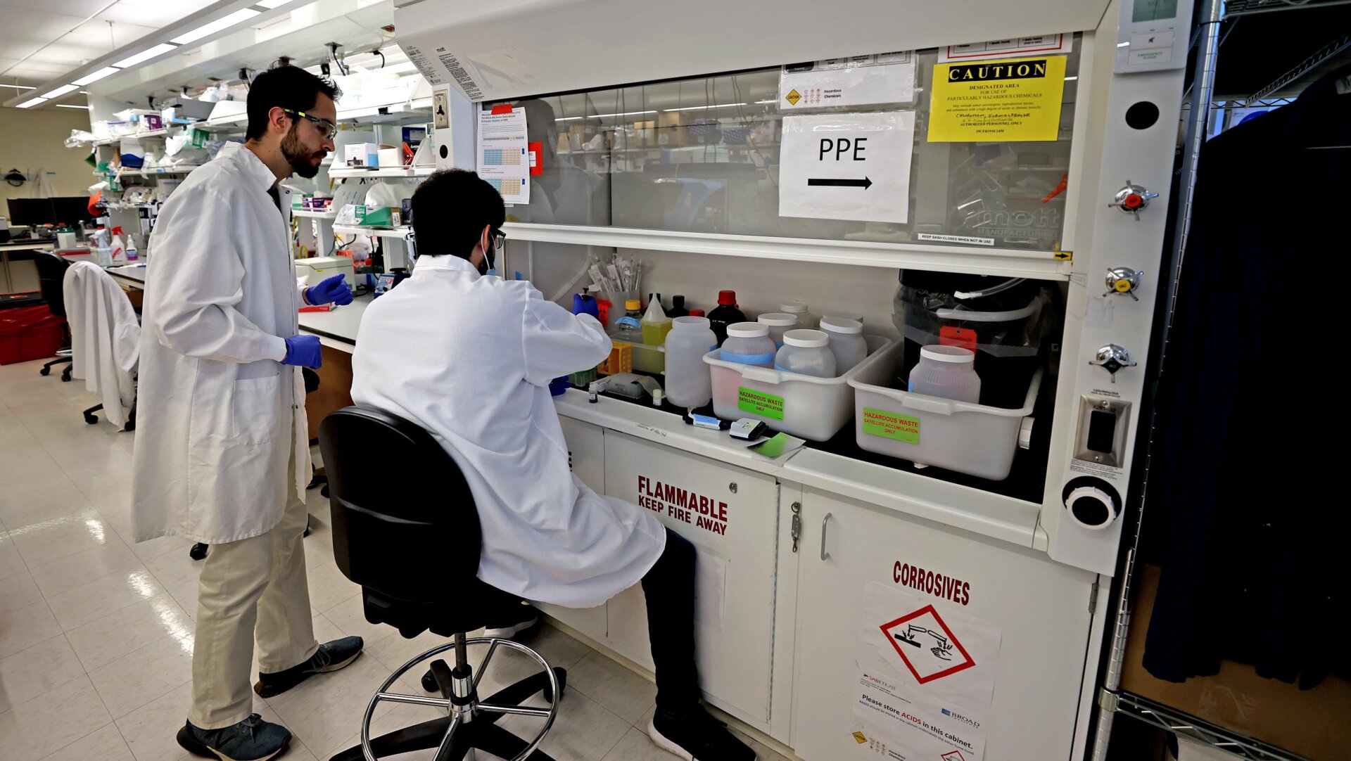 Dos investigadores del Broad Institute, Sabeti Lab, realizaron pruebas de leche comprada en supermercados de la zona para detectar la presencia de gripe aviar.
