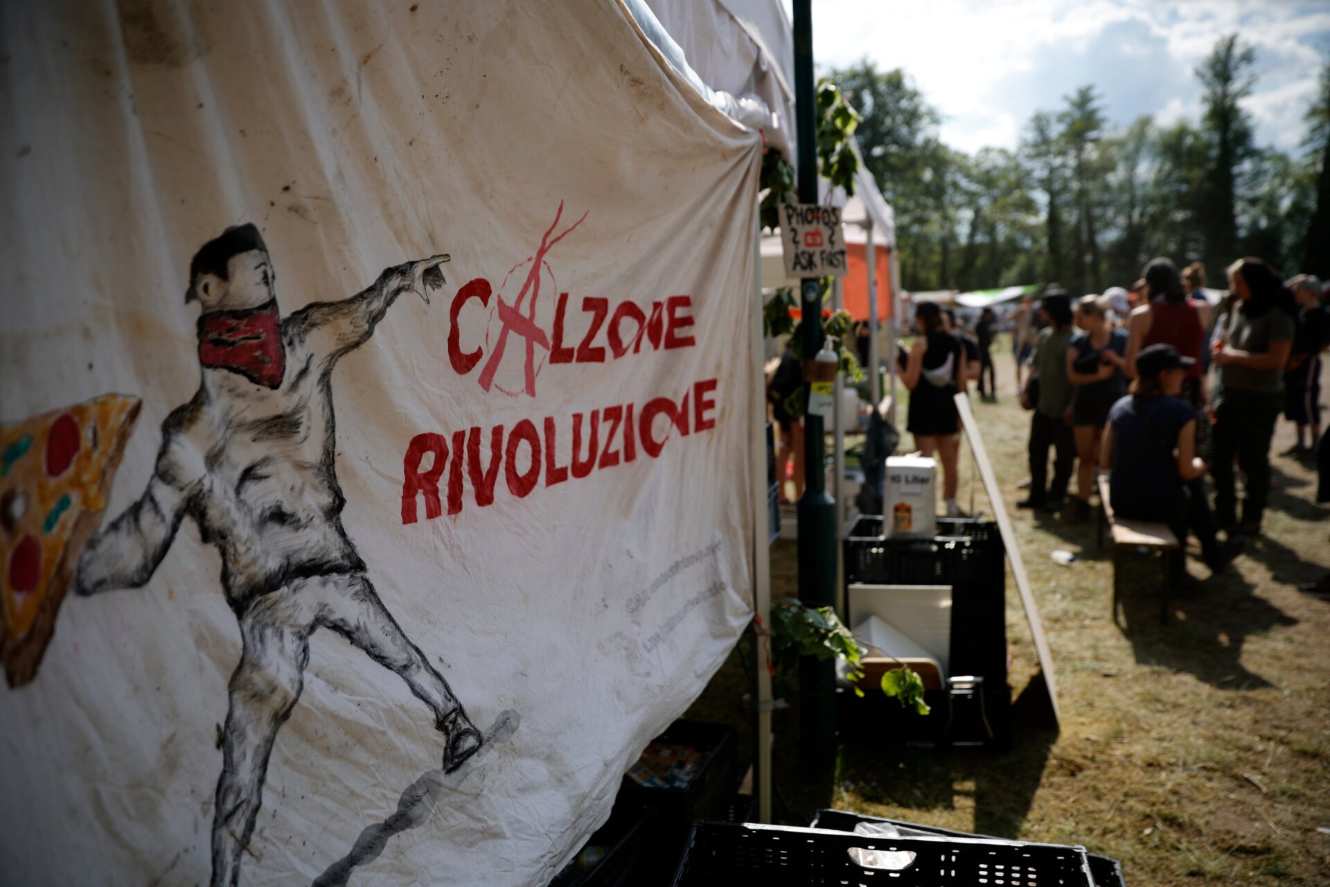Una foto de un activista militante tirando una pizza con la inscripción “Calzone Rivoluzione» se puede ver en una carpa el 10 de mayo de 2024 . 