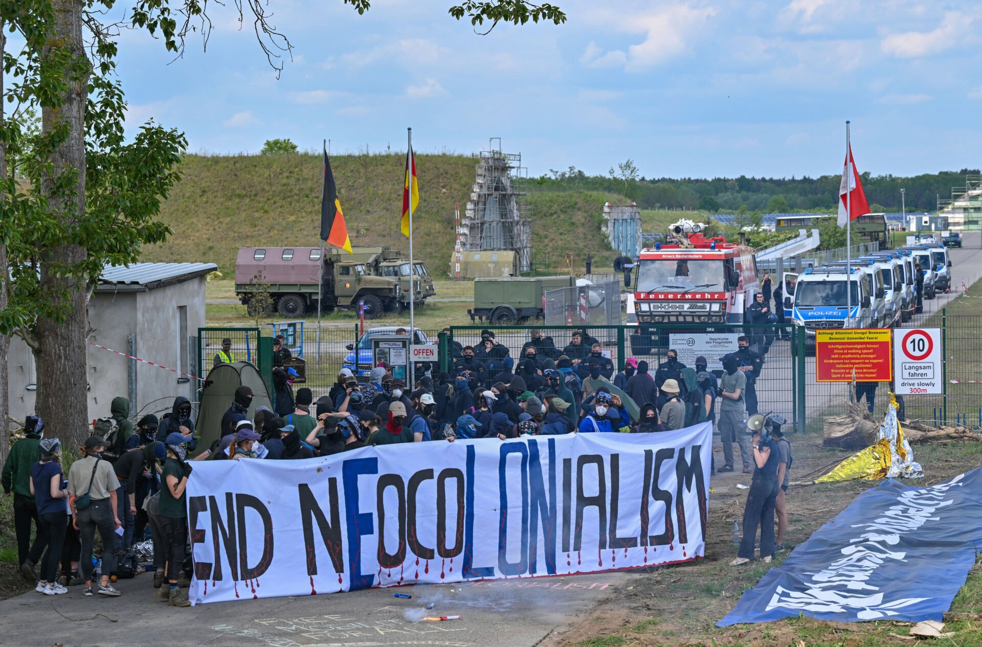 Activistas bloquean una carretera de acceso al aeródromo de Neuhardenberg el 10 de mayo de 2024. 