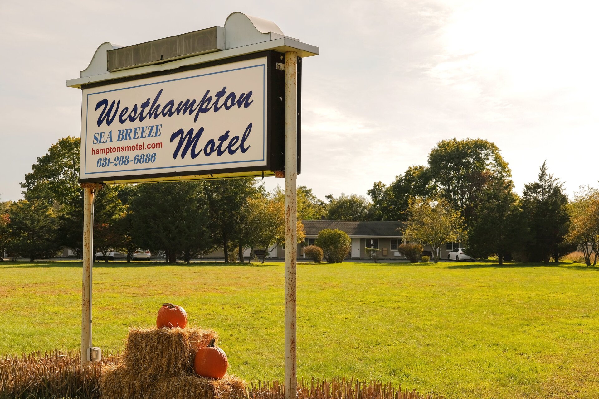 Una vista del Westhampton Seabreeze Motel desde Montauk Highway. 
