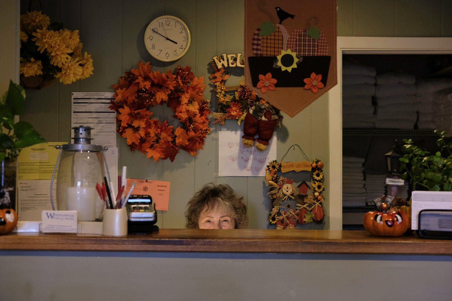 Erlene Wood detrás de su escritorio en el Seabreeze Motel.