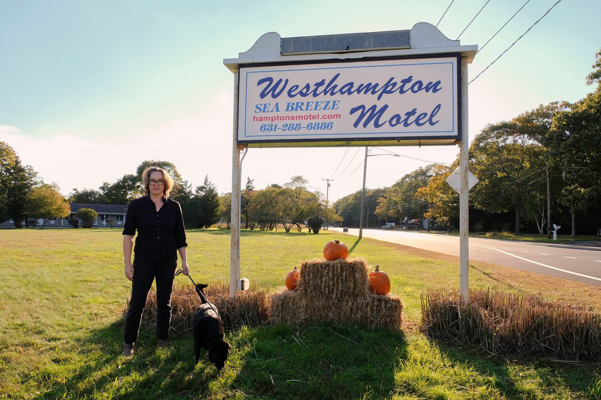 La propietaria de Seabreeze, Carrie Coakley, y su perra Myla.