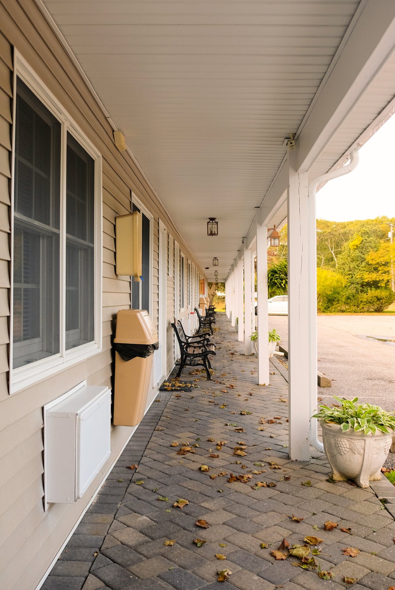 Bancos y botes de basura flotantes acompañan cada habitación del Seabreeze Motel.