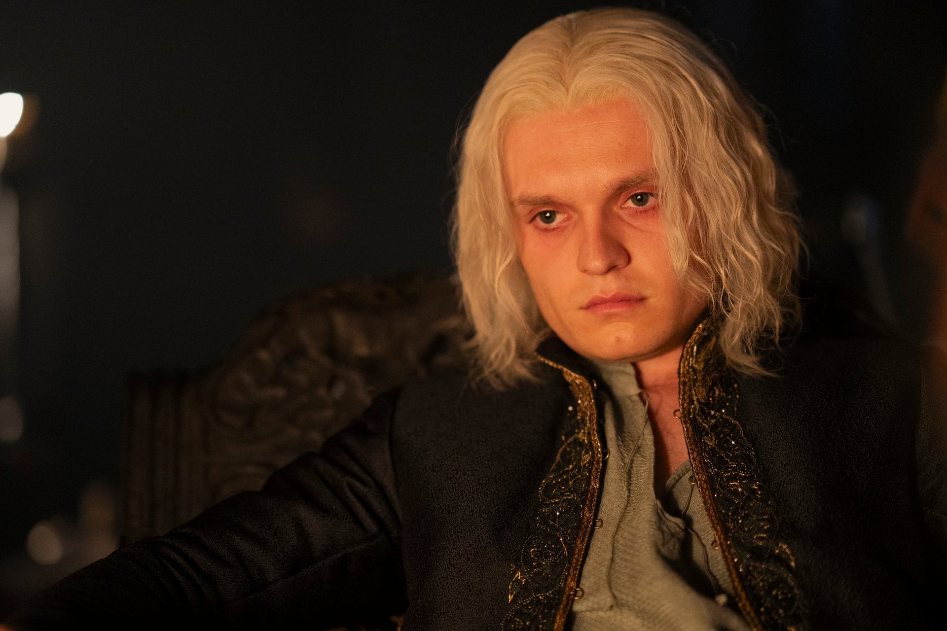 El rey Aegon II (Tom Glynn-Carney) de mal humor.