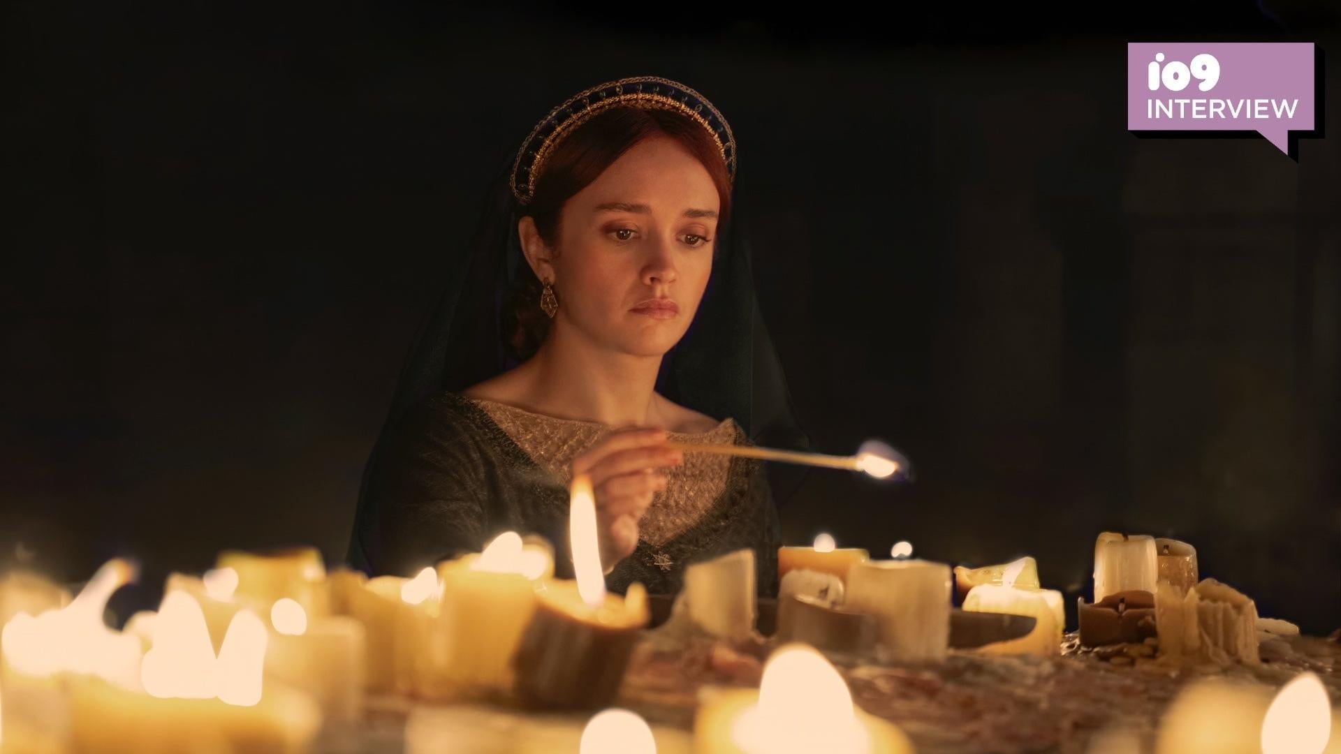 Alicent (Olivia Cooke) dice sus oraciones en Casa del dragón.