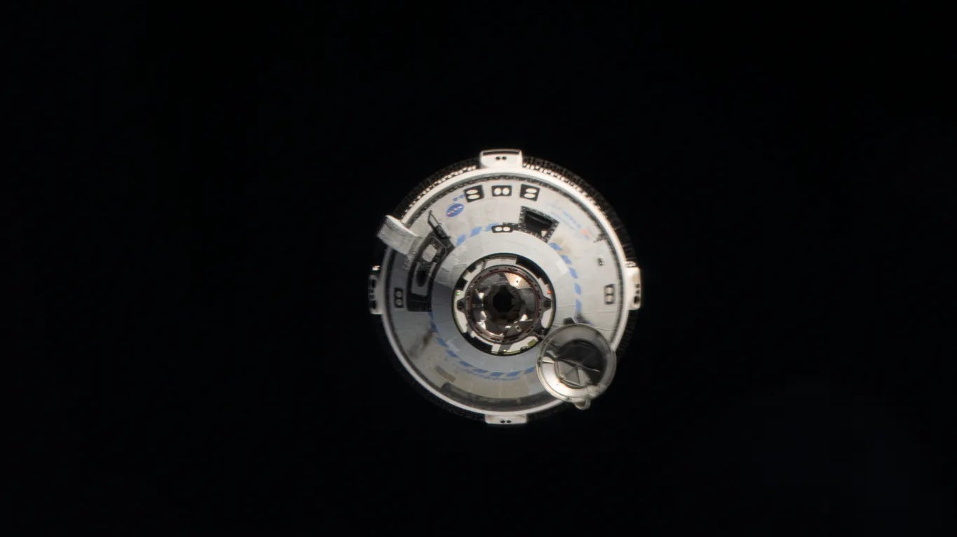 La nave espacial Starliner acercándose a la Estación Espacial Internacional.