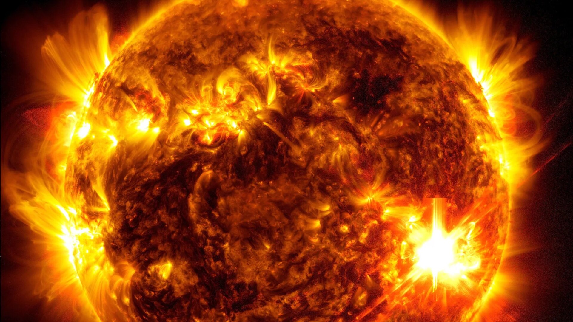 El Observatorio de Dinámica Solar (SDO) de la NASA capturó esta imagen de una llamarada solar X5.8 que alcanzó su punto máximo a las 9:23 p. m. ET el 10 de mayo de 2024. . Es el destello brillante en la parte inferior derecha del Sol.