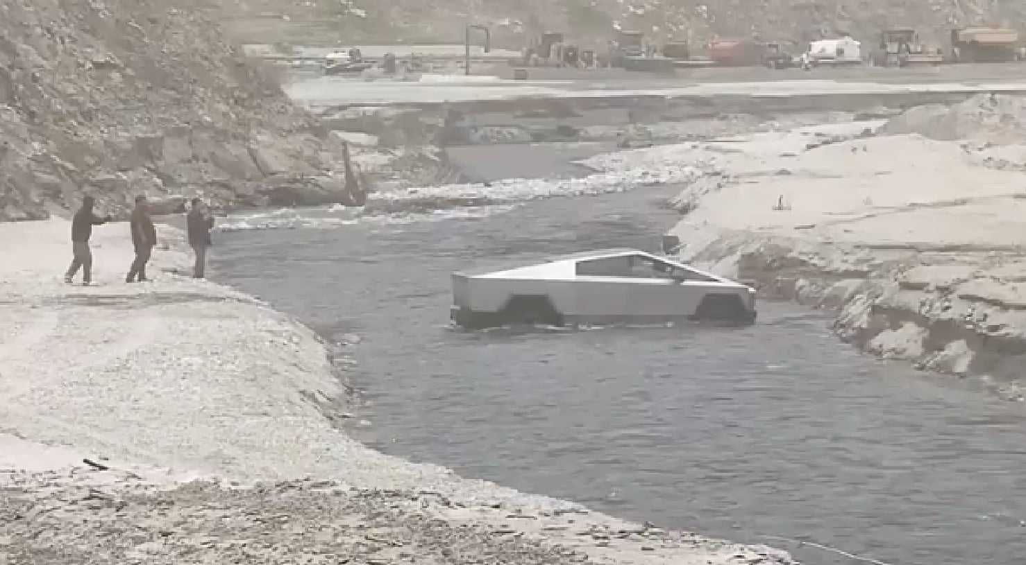 Captura de pantalla de un video viral que muestra un Cybertruck fallando espectacularmente al cruzar un río
