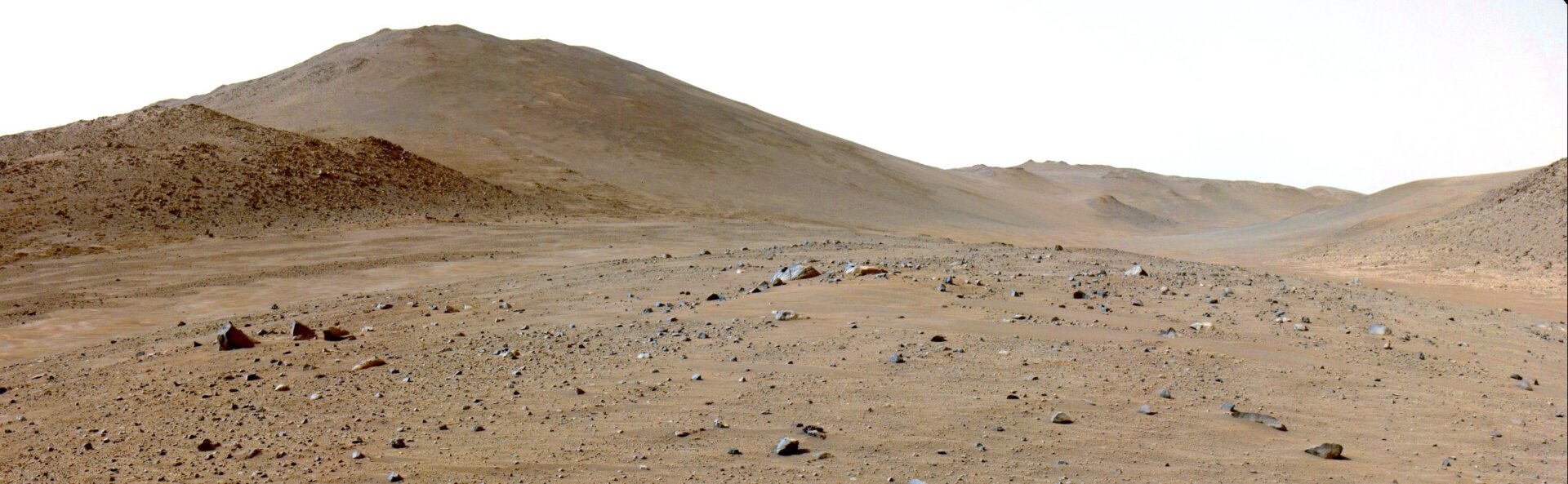 El rover Perseverance de la NASA viajaba por el antiguo canal del río Neretva Vallis cuando capturó esta vista de Bright Angel, el área de tonos claros en la distancia a la derecha, con una de sus cámaras de navegación el 6 de junio.