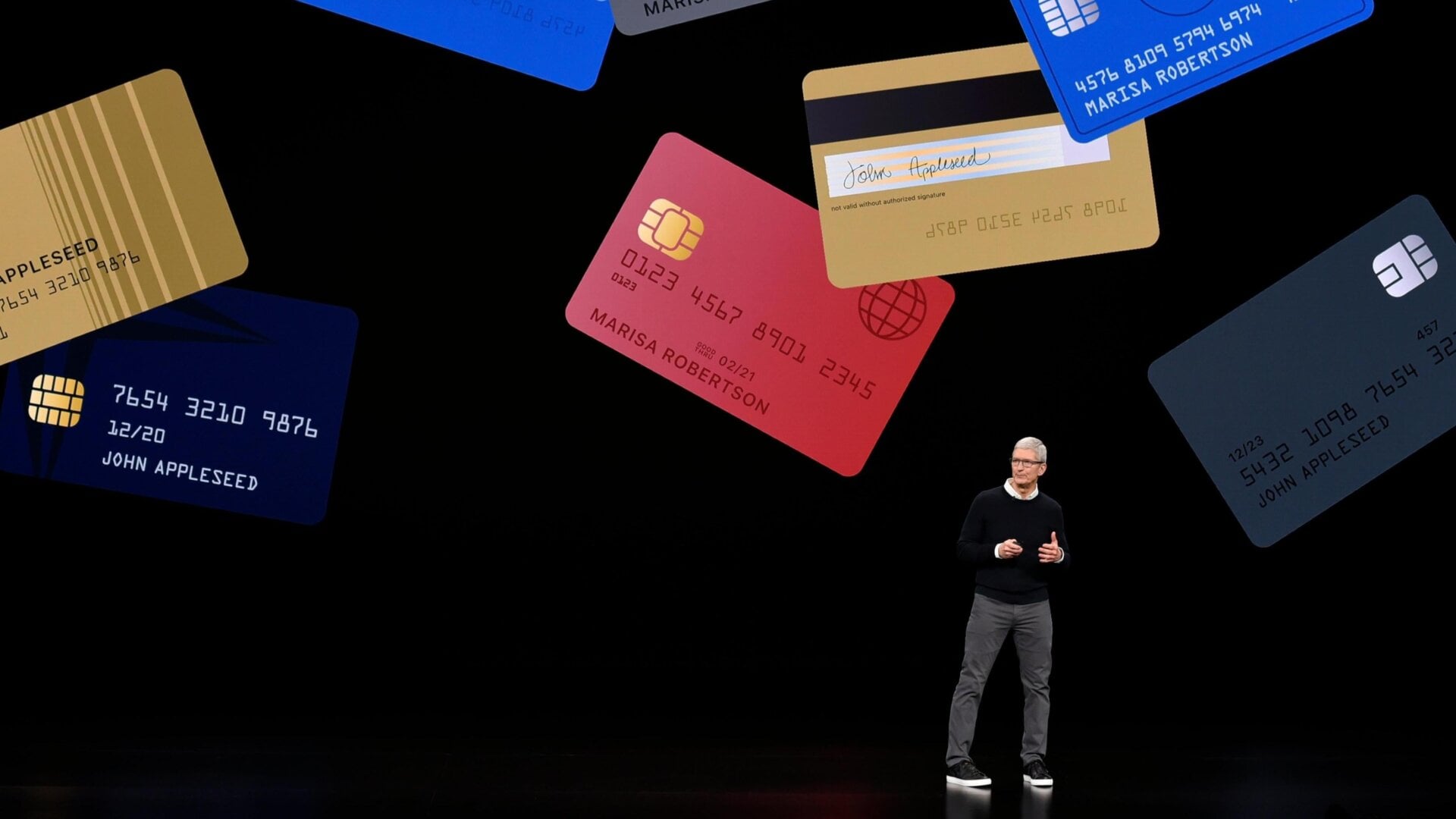 Tim Cook lanzando el impulso bancario de Apple en el escenario.