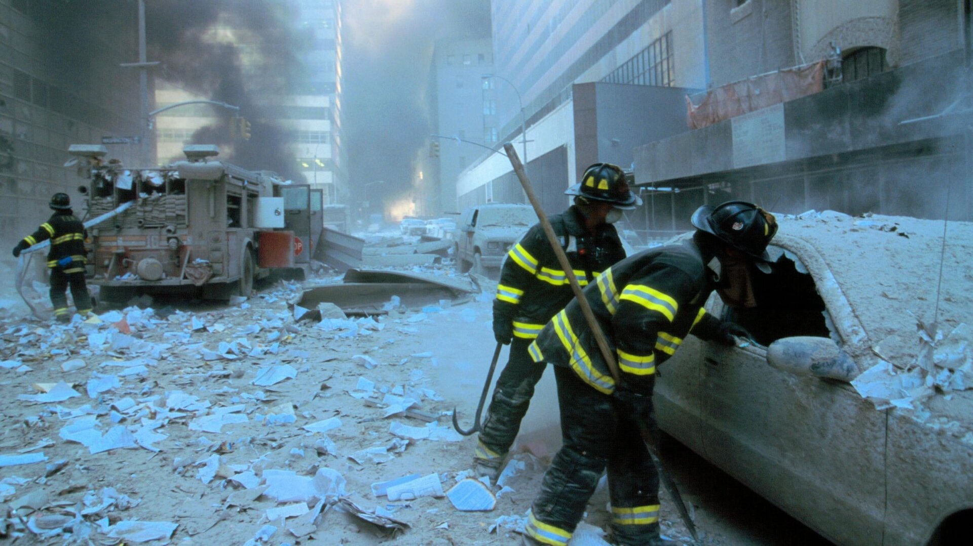 Bomberos tras los ataques del 11 de septiembre en la ciudad de Nueva York.