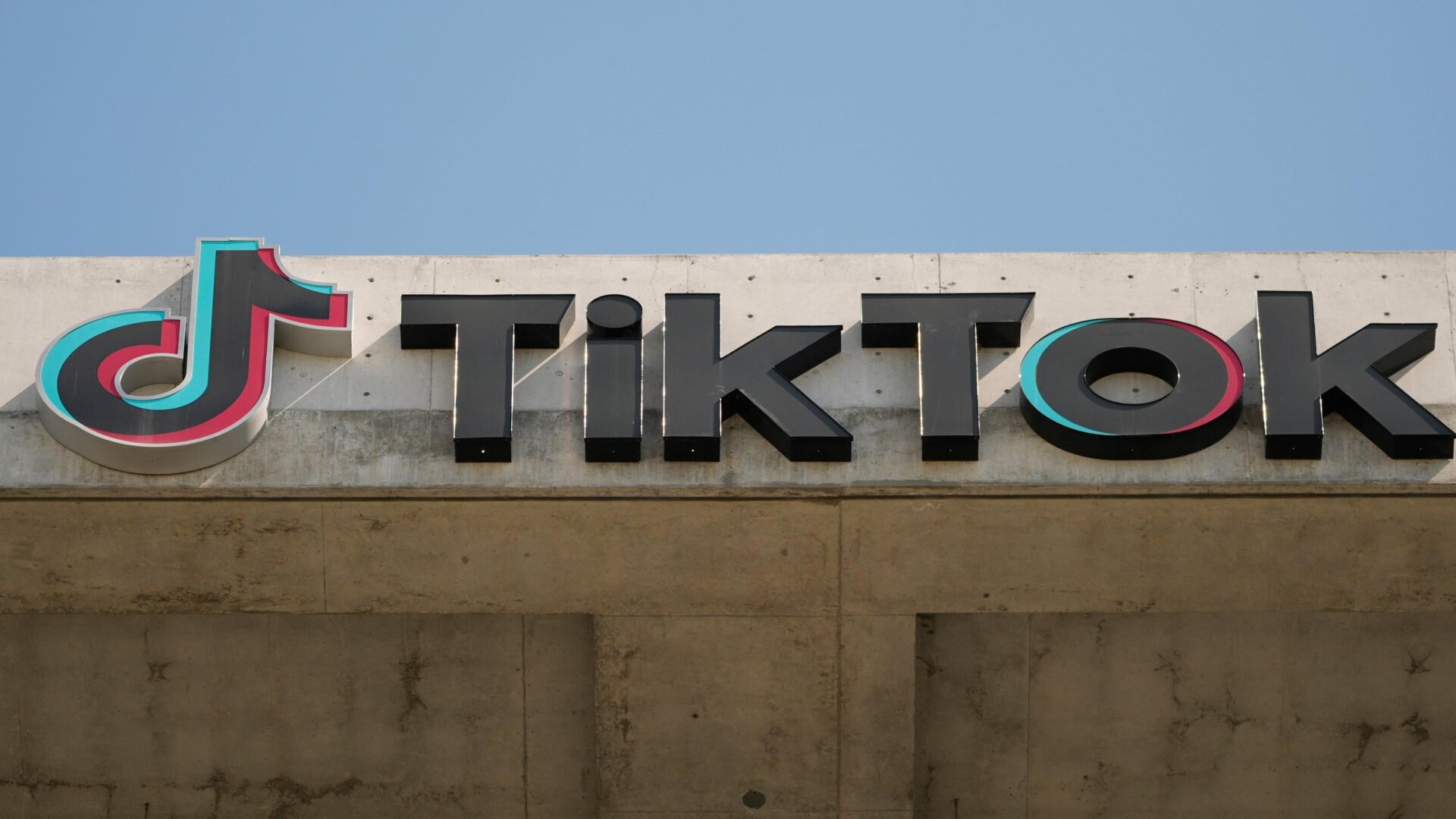 Se exhibe un letrero de TikTok en su edificio en Culver City, California, el 11 de marzo de 2024.