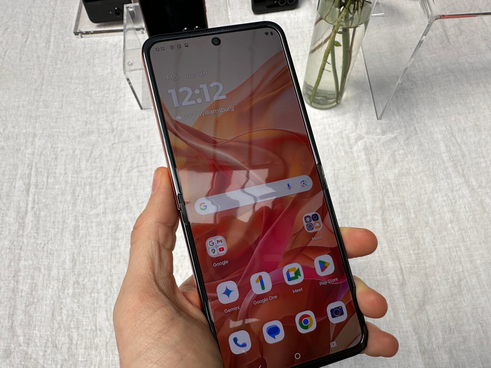 El pliegue todavía capta la luz en ángulos impares.