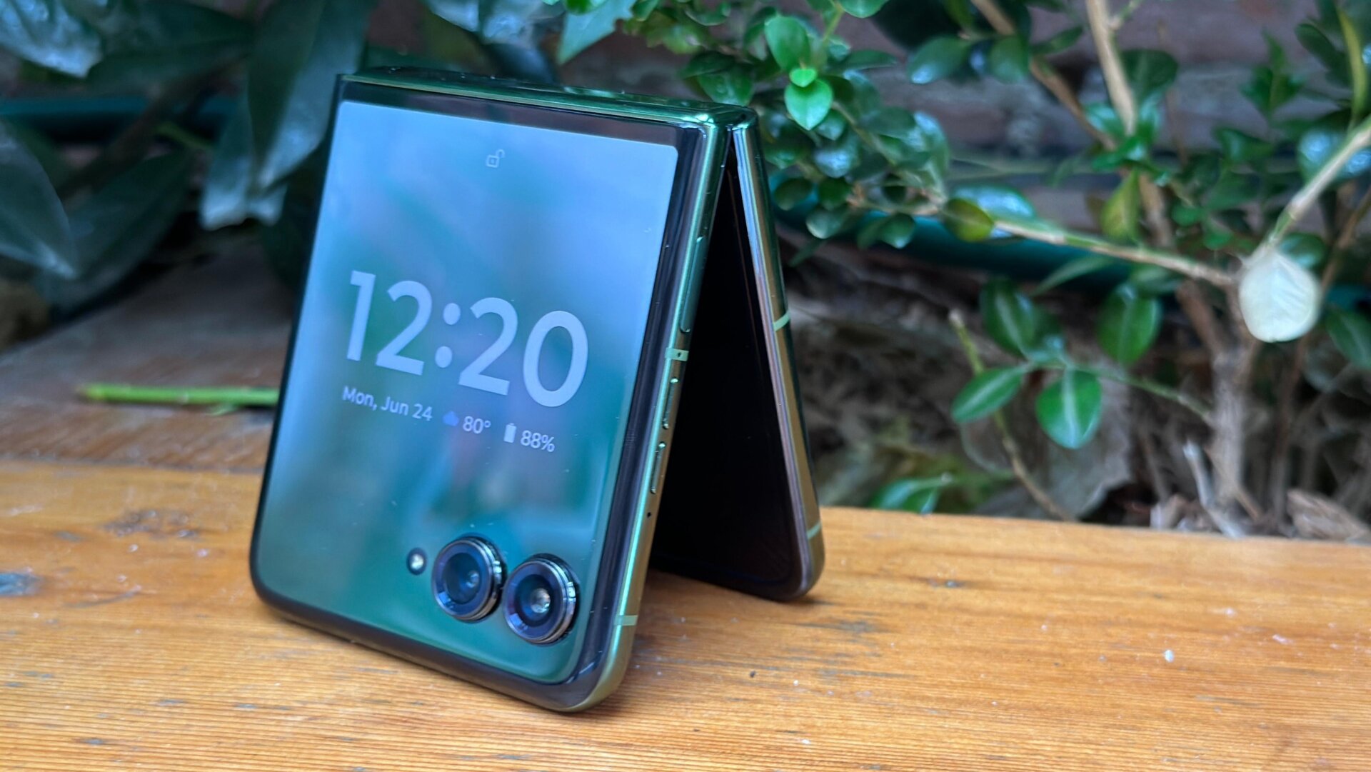 El Razr+ lleva la pantalla hasta el borde.