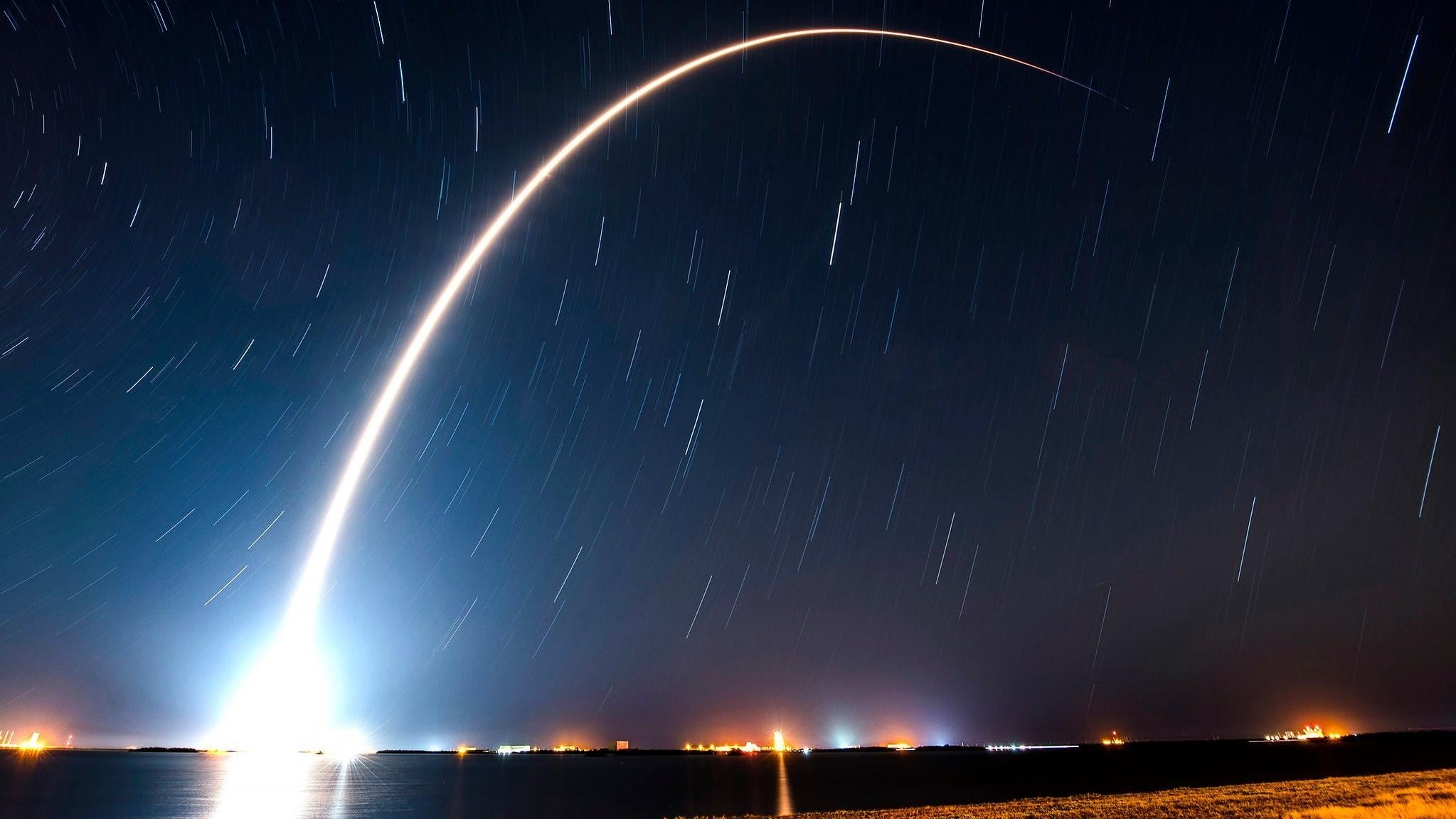 SpaceX quiere construir una constelación de Internet de 42.000 satélites en órbita terrestre baja.