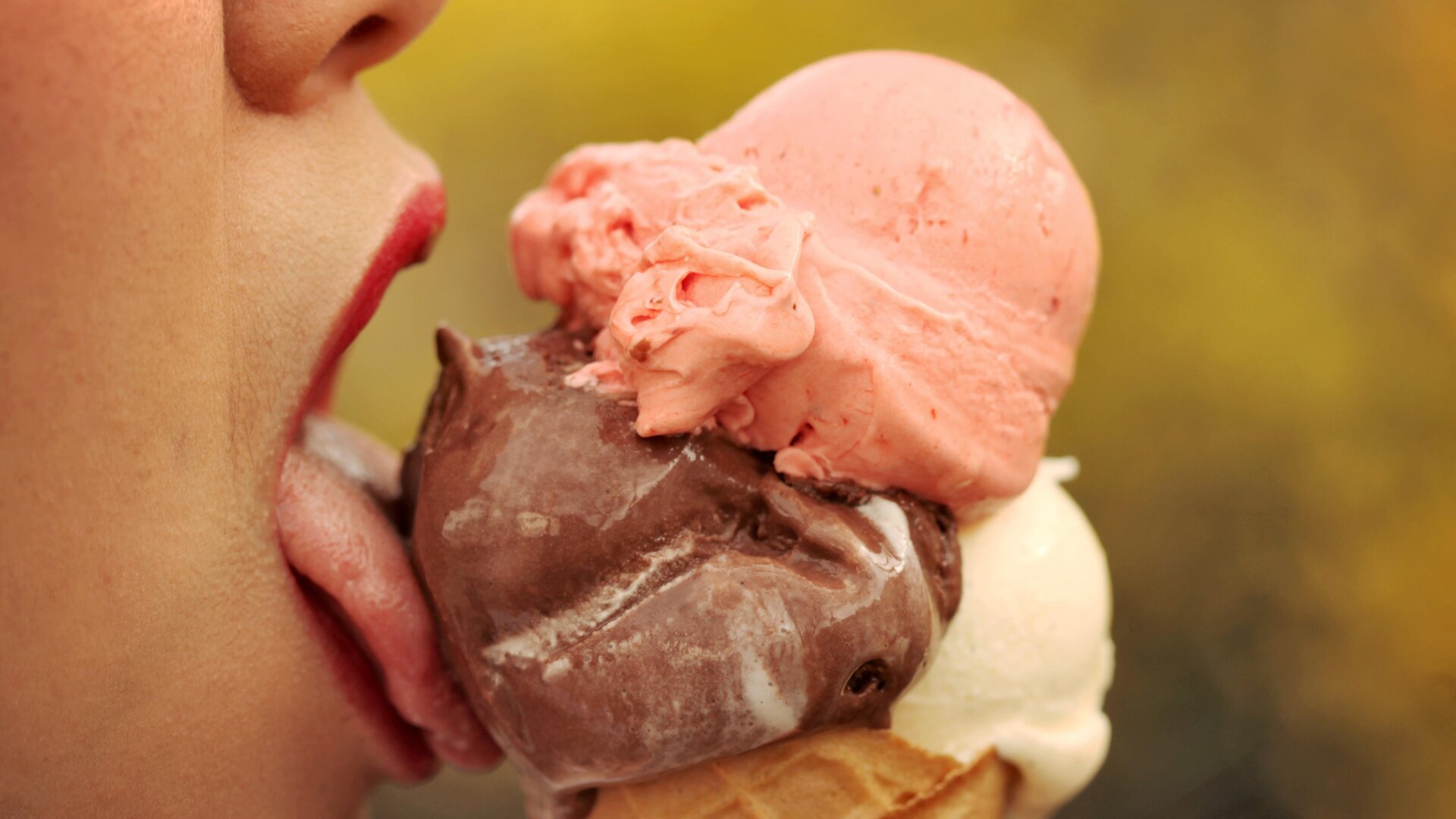 Una mujer comiendo helado en la ciudad de Mainz, Alemania, el 15 de abril, 2013.