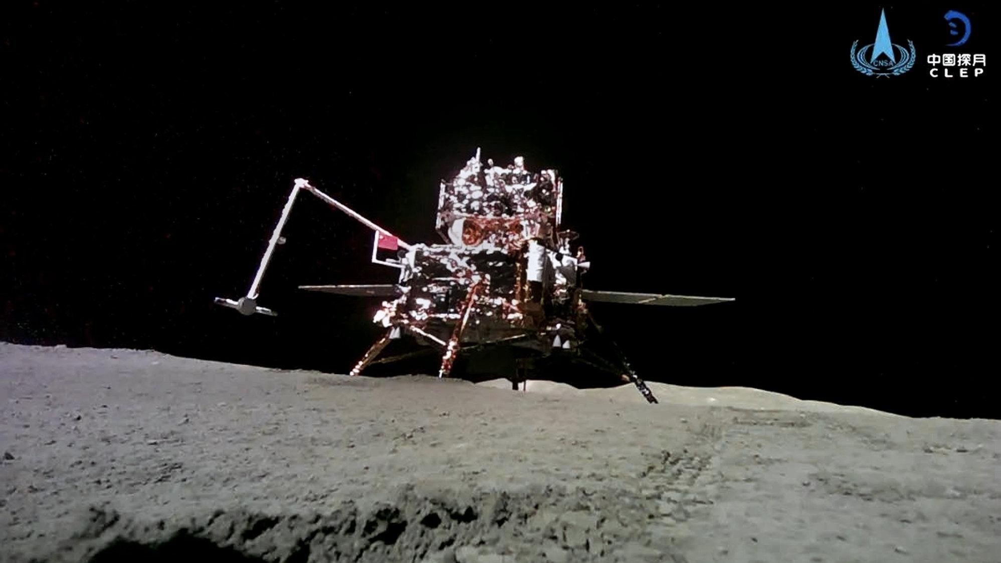 El módulo de aterrizaje Chang’e 6 en la superficie lunar.