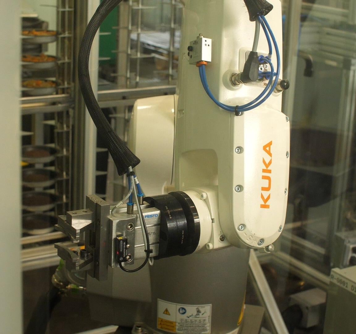 Este brazo robótico está de servicio en el horno en Kernel.