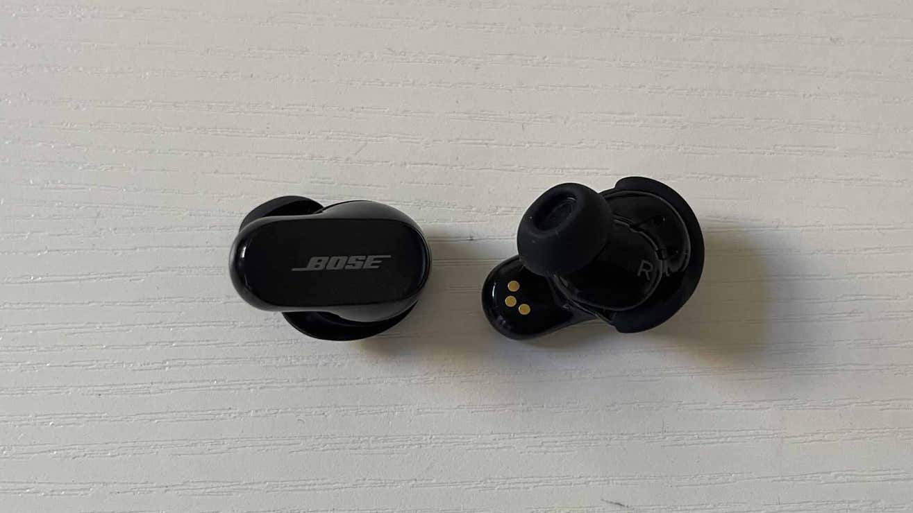 Auriculares QuietComfort II de bose con sus puntas de cancelación de ruido de silicona.