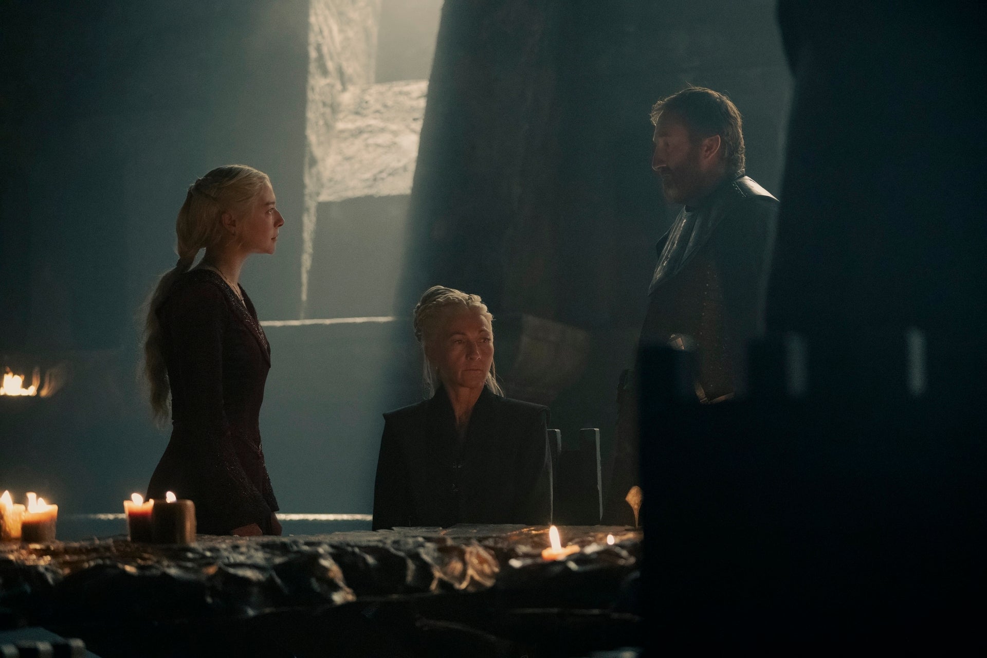 Rhaenys (Eve Best) toma asiento durante la reunión del pequeño consejo de Rhaenyra.