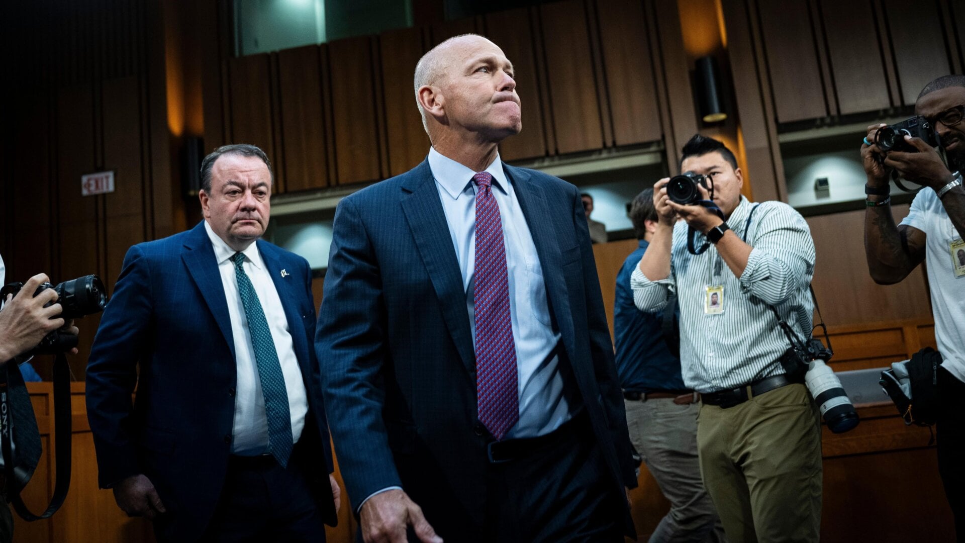 El director ejecutivo de Boeing, Dave Calhoun, en el centro, llega a una audiencia del Subcomité Permanente de Investigaciones sobre Seguridad Nacional y Asuntos Gubernamentales en Washington, DC  el 18 de junio de 2024.