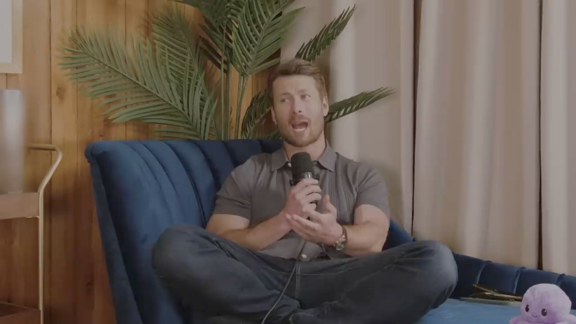 El actor Glen Powell aparece en el podcast Therapuss con Jake Shane el 22 de mayo de 2024.