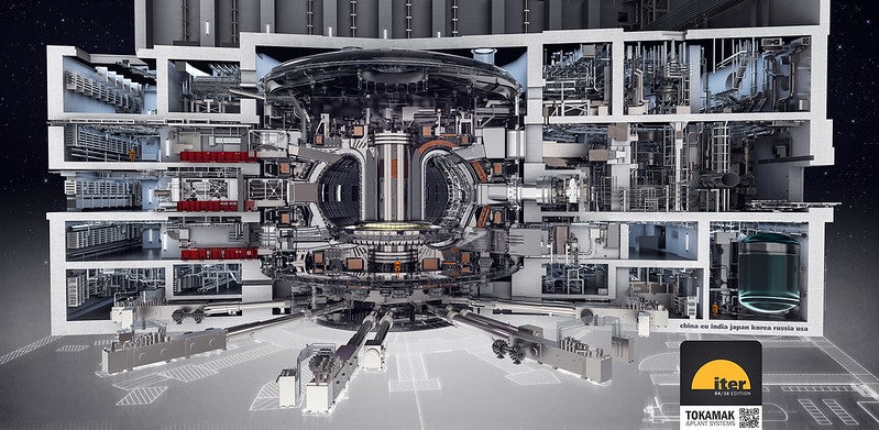 Una maqueta del tokamak ITER y sus sistemas integrados.