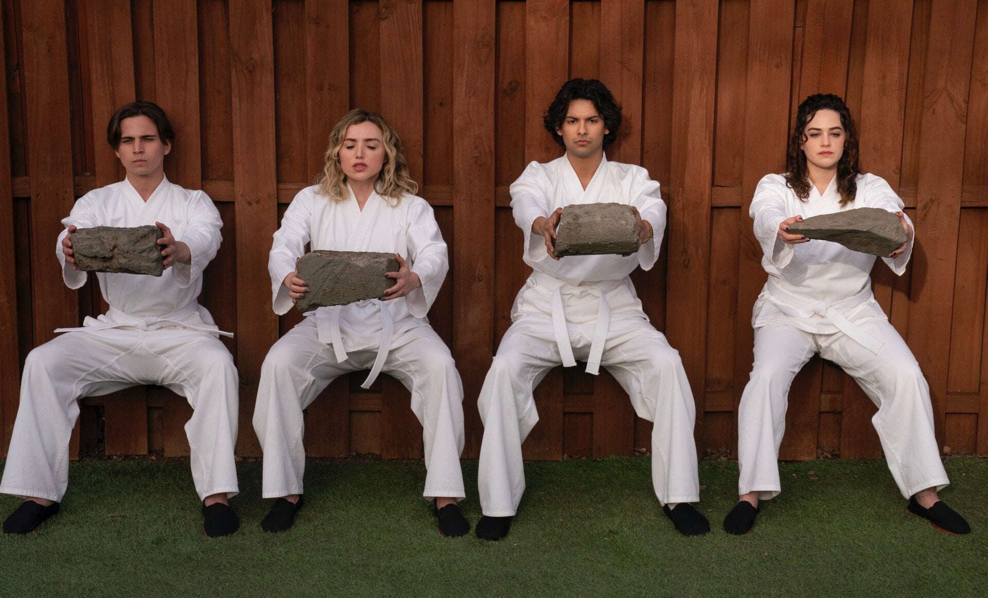 Las cuatro estrellas de Cobra Kai competir entre sí.