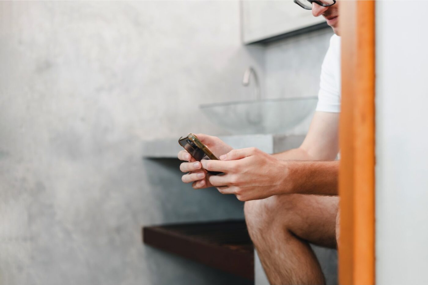 Cuidado: usar el celular en el baño puede ser altamente perjudicial