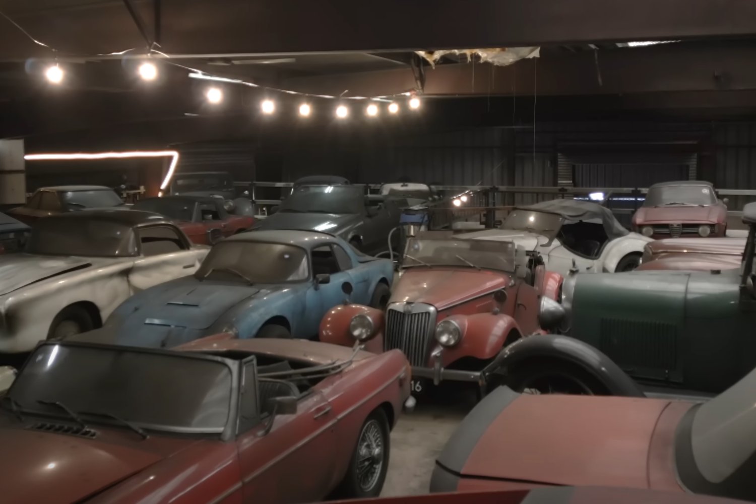 Coleccion De Autos Abandonada En Una Iglesia