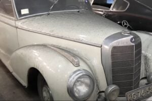 Coleccion De Autos Abandonada En Una Iglesia