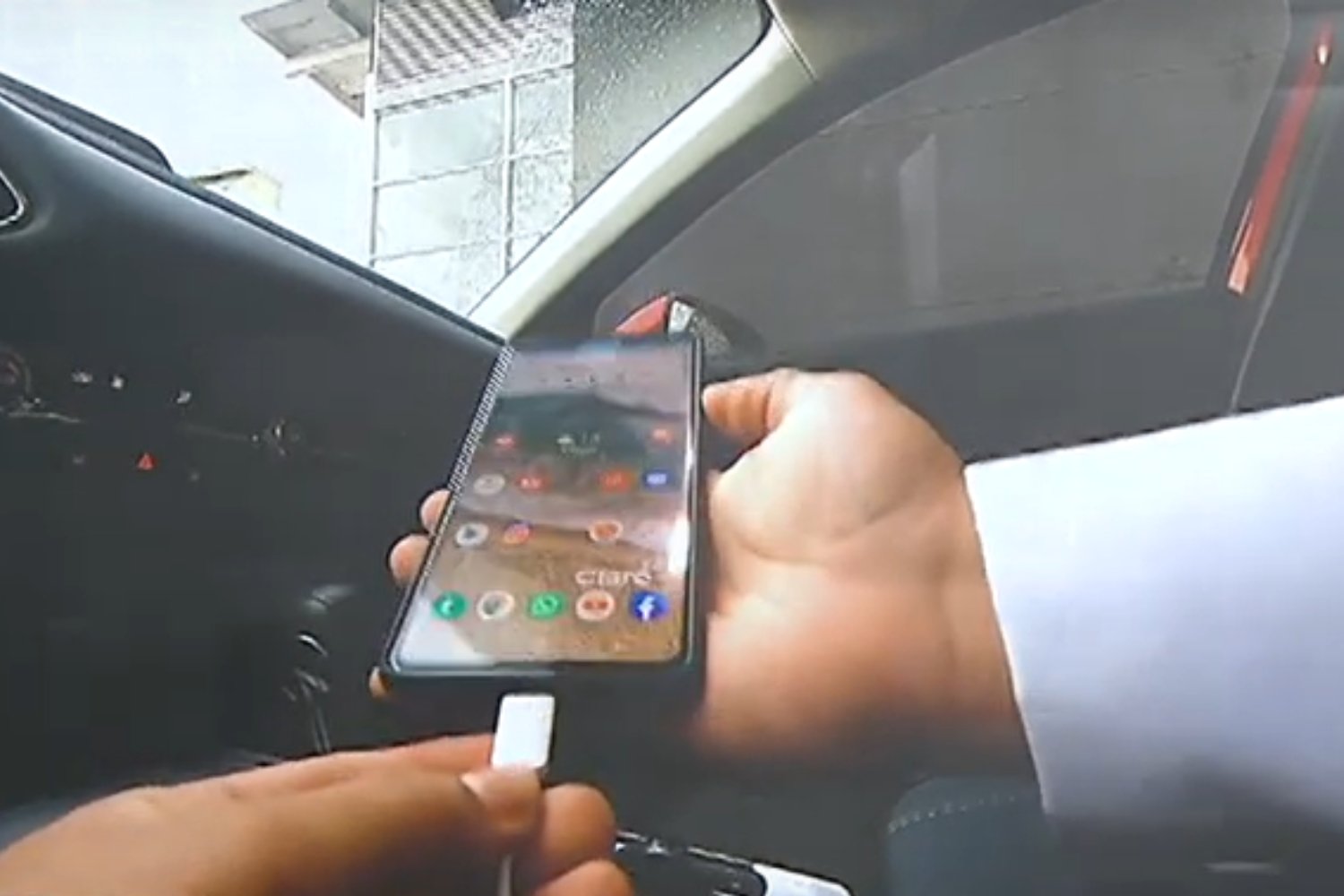 Carga de celular en el auto
